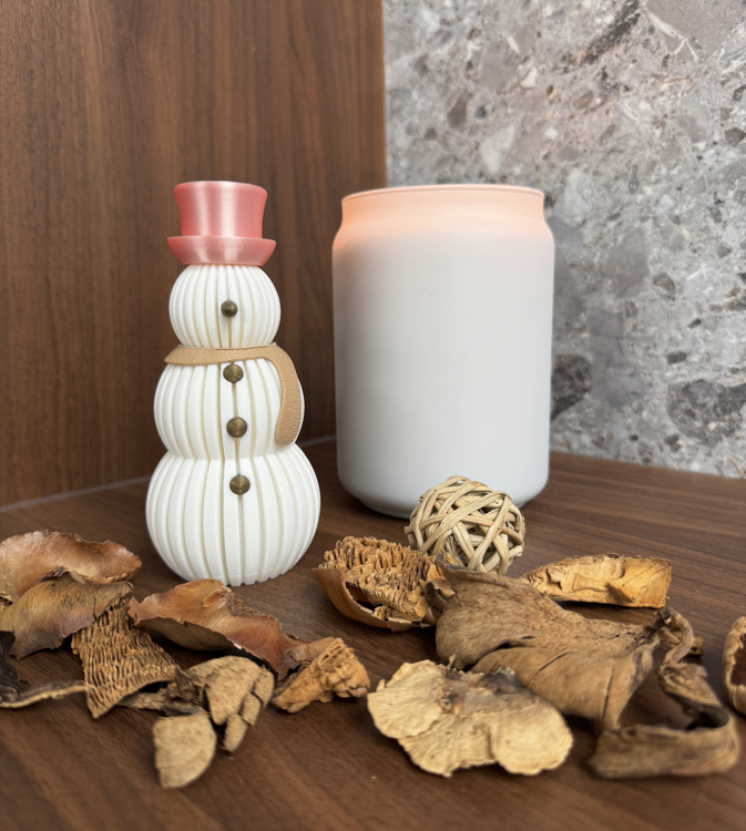 Afbeeldingen van Moderne minimalistische sneeuwman – kerstdecoratie met LED-theelicht optie - Bronze accenten met Latte Brown sjaal