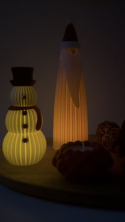 Afbeeldingen van Moderne 3D-geprinte Kerstman – Kerstdecoratie met LED-theelicht Optie - 22cm