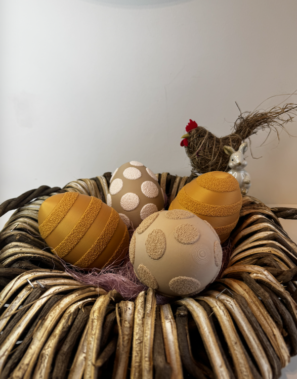 Afbeeldingen van Fuzzy paasei met strepen  – decoratief paasei  - 10cm - GOUD